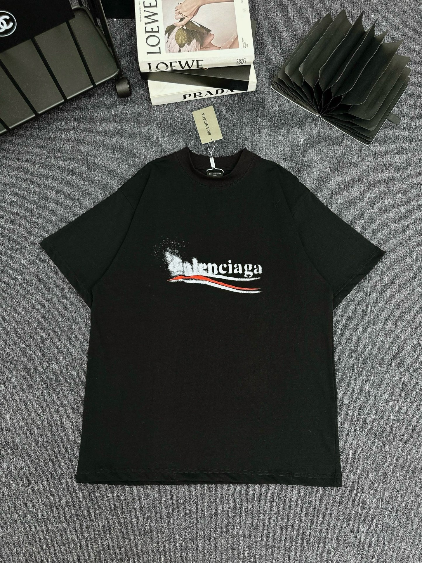 POLITICAL STENCIL T-SHIRT MEDIUM FIT